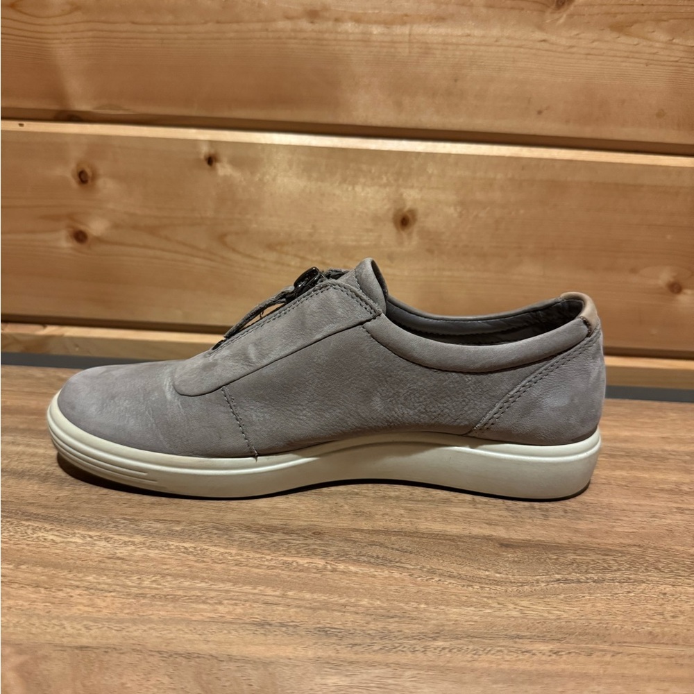Like New Ecco Soft 7 Zip Leather Sneaker Women's Warm Grey - US Size 5 / EU 36 - Picture 10 of 10